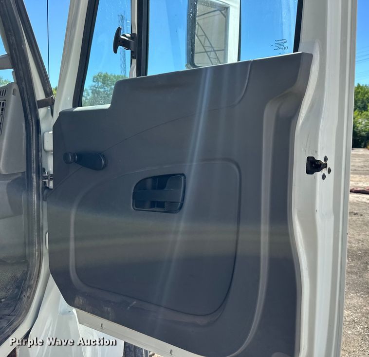 image for item EJ6868 2015 International  7300 dump truck