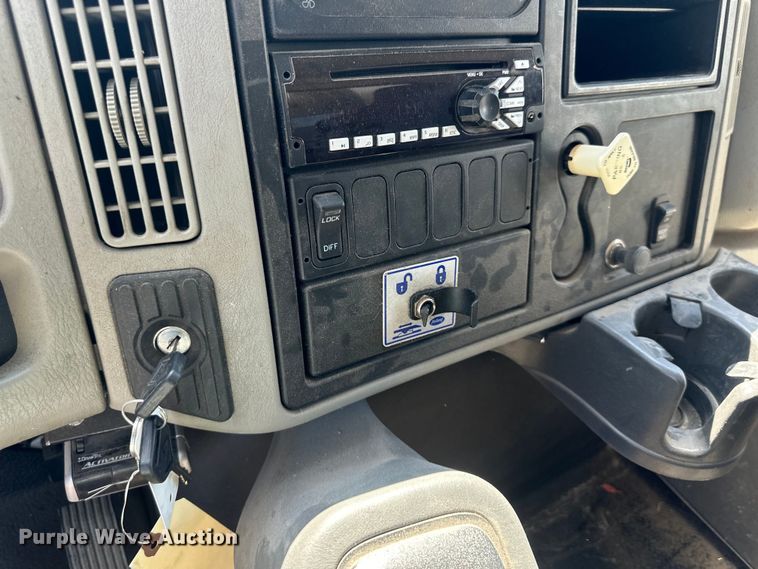 image for item EJ6870 2014 International  7300 dump truck