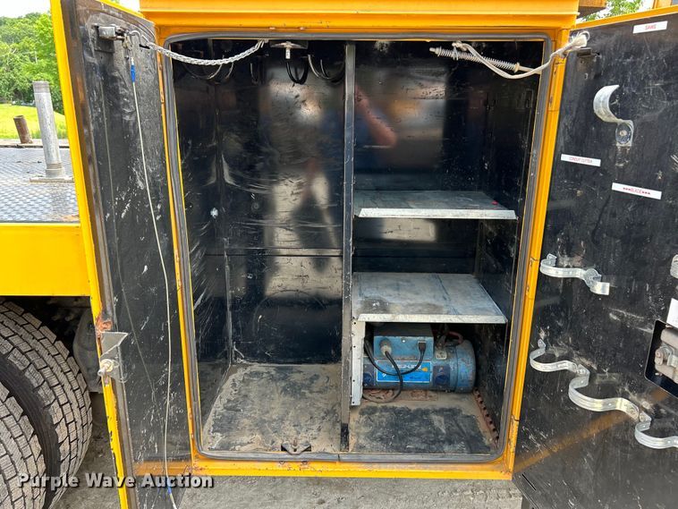 image for item EK4742 2009 International  Workstar 7400 SBA  bucket truck