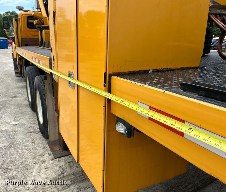 image for item EK4742 2009 International  Workstar 7400 SBA  bucket truck