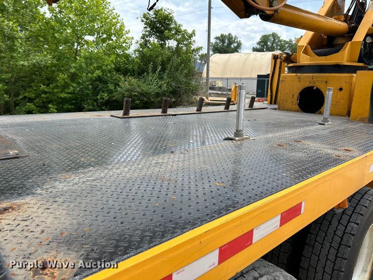 image for item EK4742 2009 International  Workstar 7400 SBA  bucket truck