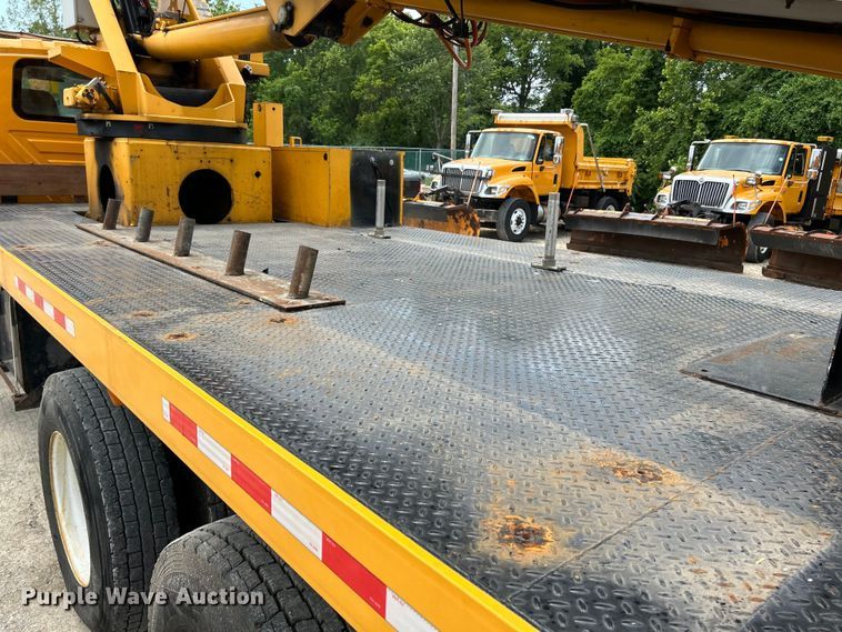 image for item EK4742 2009 International  Workstar 7400 SBA  bucket truck