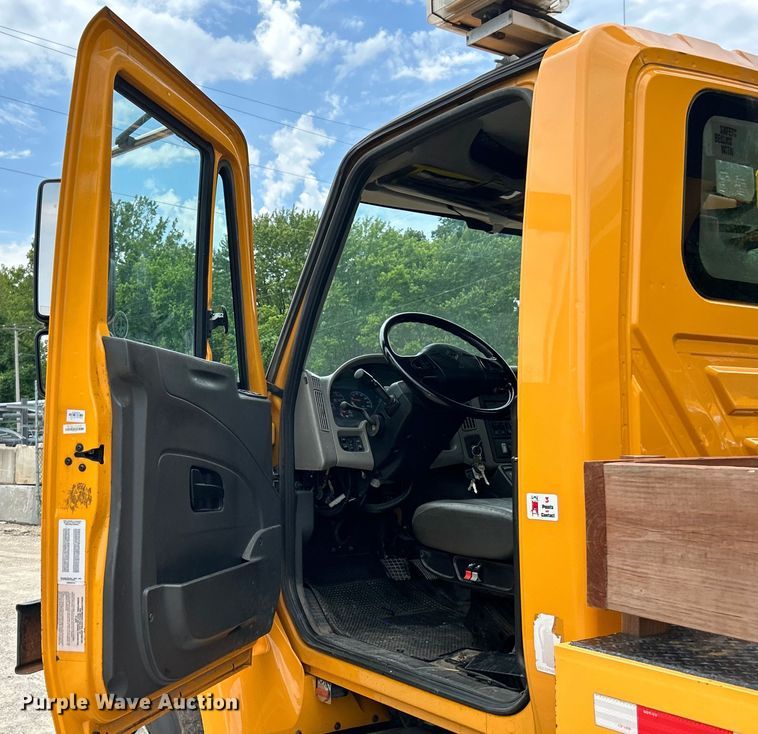 image for item EK4742 2009 International  Workstar 7400 SBA  bucket truck