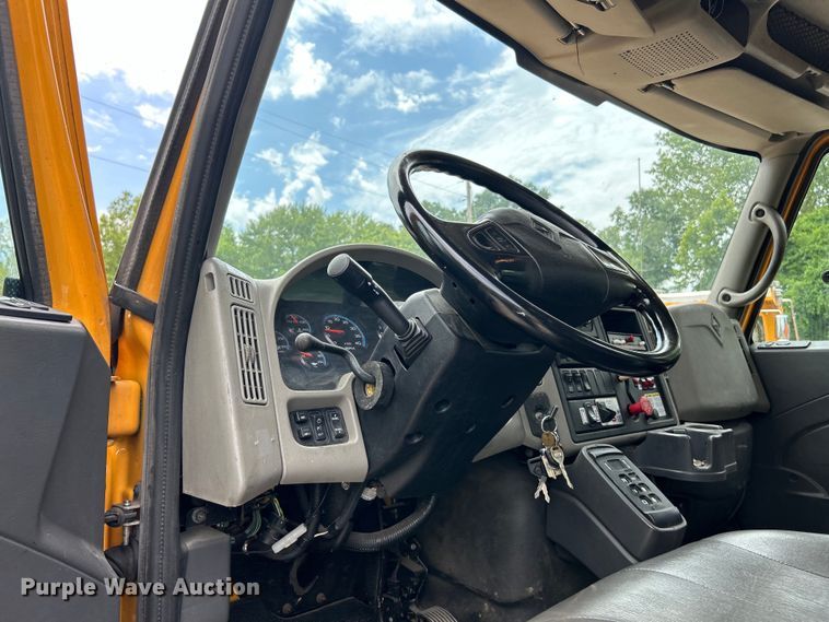 image for item EK4742 2009 International  Workstar 7400 SBA  bucket truck