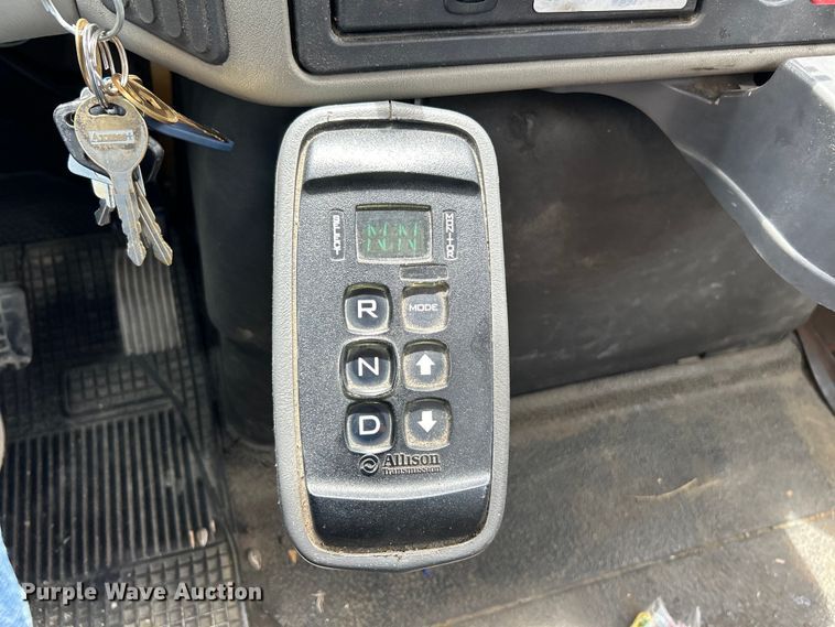 image for item EK4742 2009 International  Workstar 7400 SBA  bucket truck