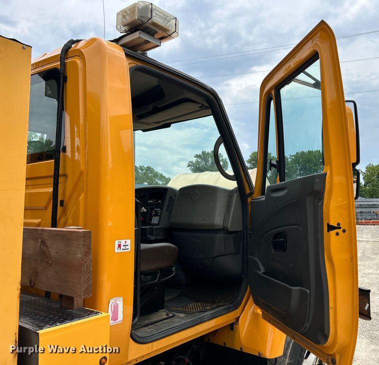 image for item EK4742 2009 International  Workstar 7400 SBA  bucket truck