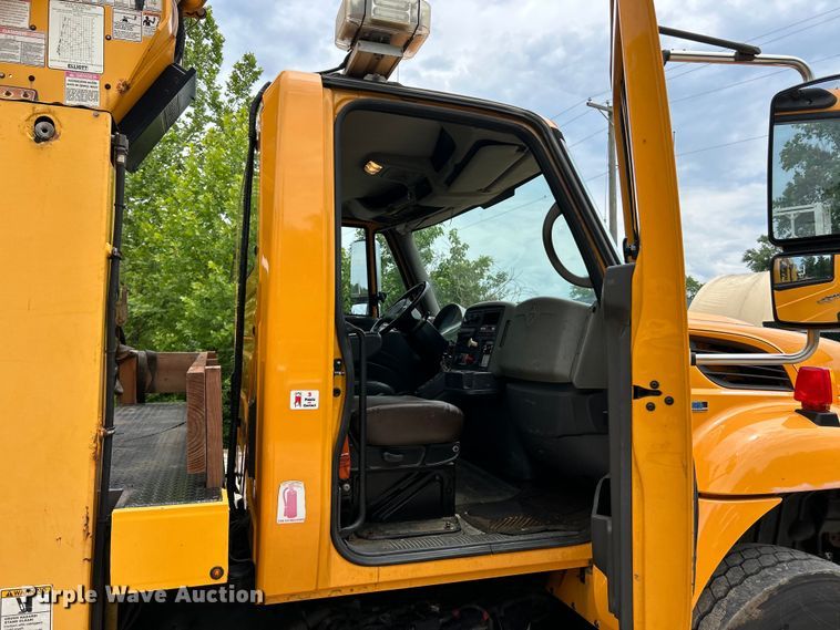 image for item EK4742 2009 International  Workstar 7400 SBA  bucket truck