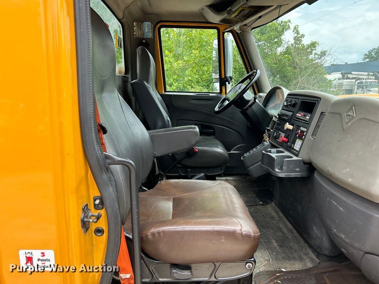 image for item EK4742 2009 International  Workstar 7400 SBA  bucket truck