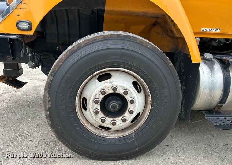 image for item EK4742 2009 International  Workstar 7400 SBA  bucket truck