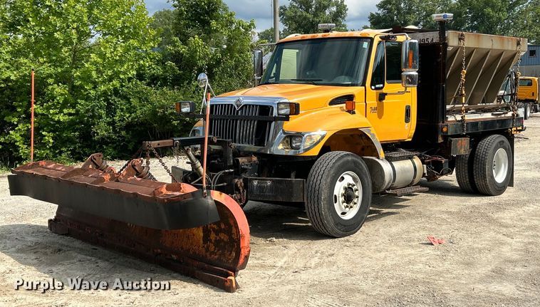 image for item EK4743 2005 International  7400 flatbed truck