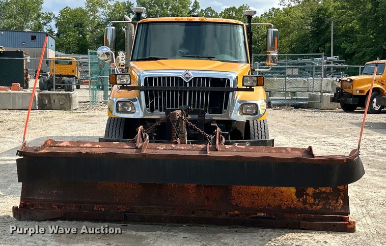 image for item EK4743 2005 International  7400 flatbed truck