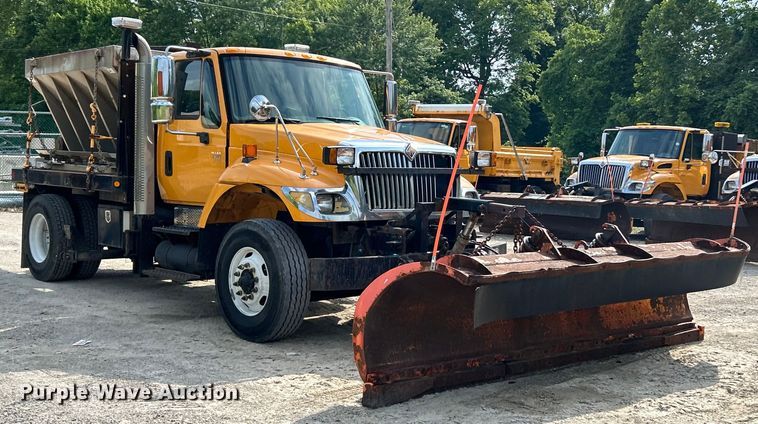 image for item EK4743 2005 International  7400 flatbed truck