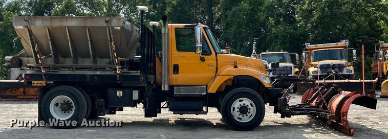 image for item EK4743 2005 International  7400 flatbed truck