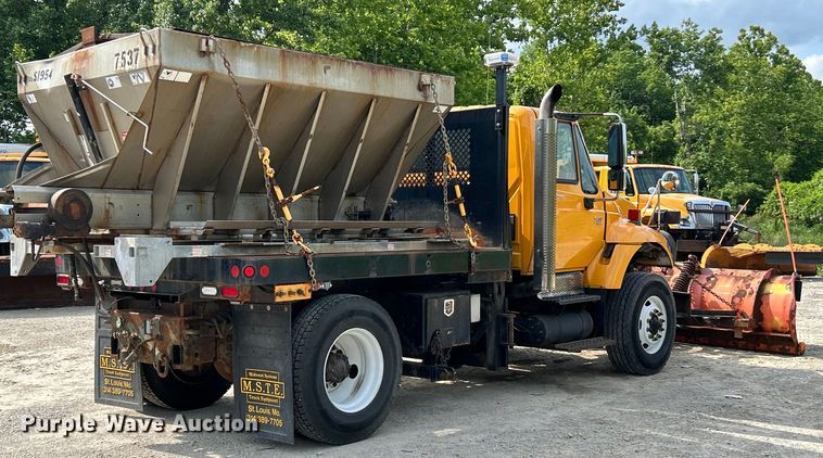 image for item EK4743 2005 International  7400 flatbed truck