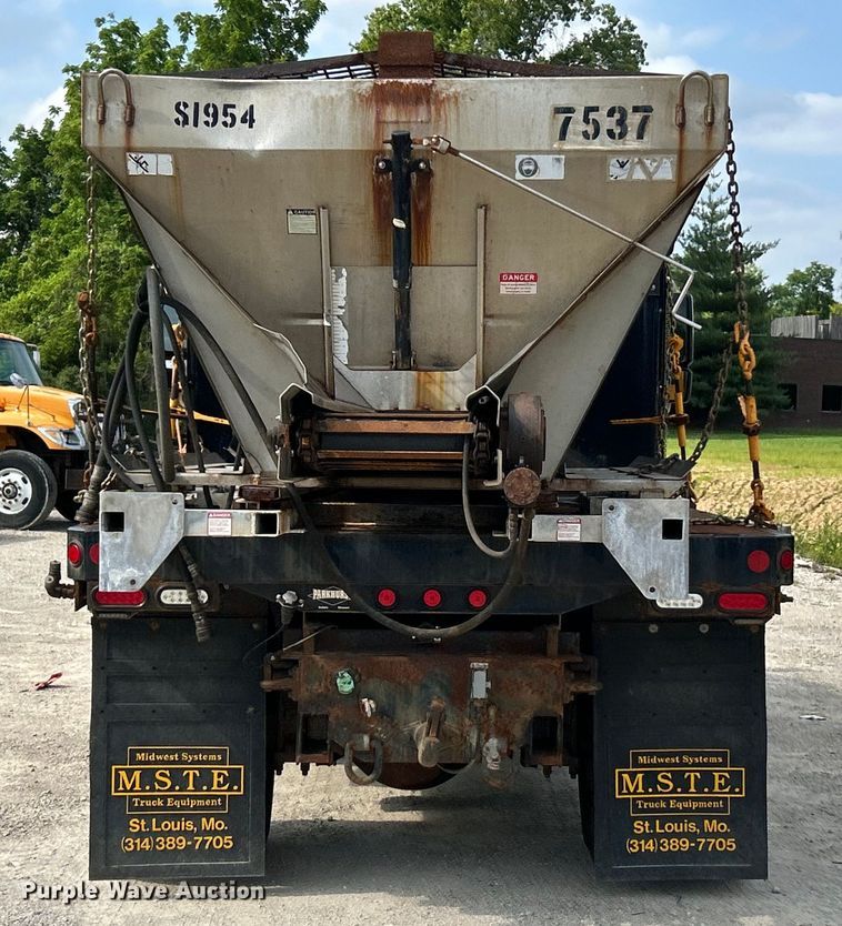 image for item EK4743 2005 International  7400 flatbed truck