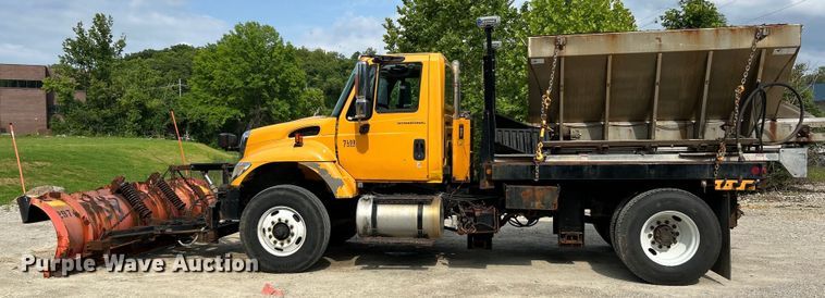 image for item EK4743 2005 International  7400 flatbed truck