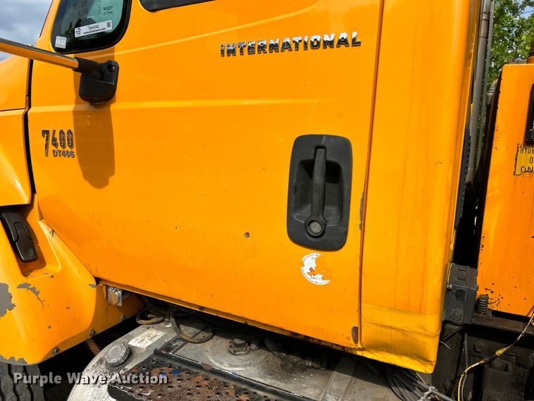 image for item EK4743 2005 International  7400 flatbed truck