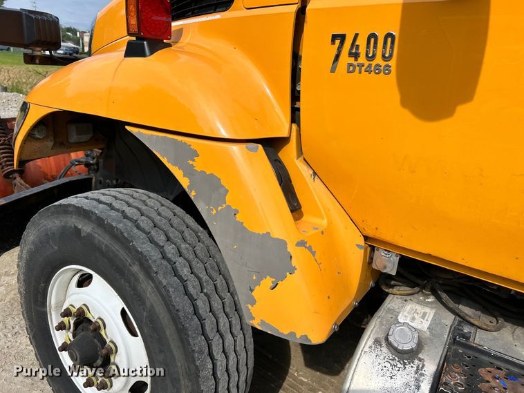 image for item EK4743 2005 International  7400 flatbed truck