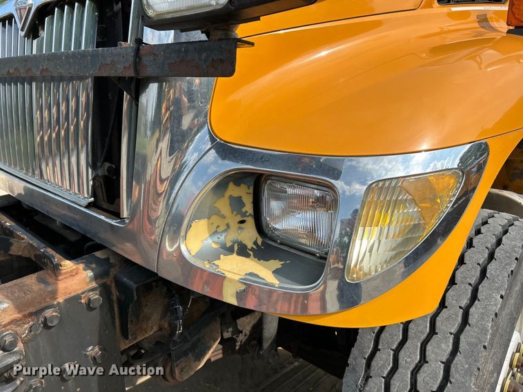 image for item EK4743 2005 International  7400 flatbed truck