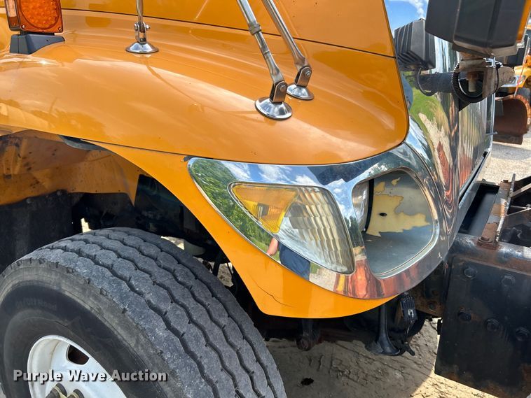 image for item EK4743 2005 International  7400 flatbed truck