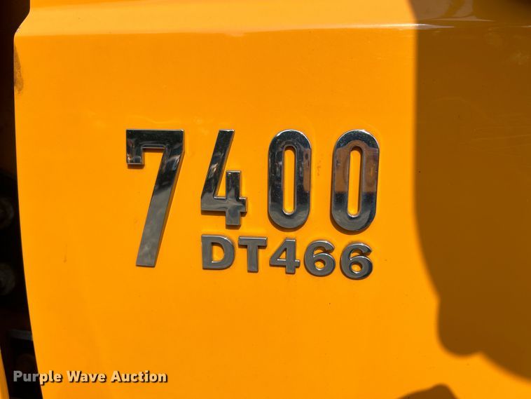 image for item EK4743 2005 International  7400 flatbed truck