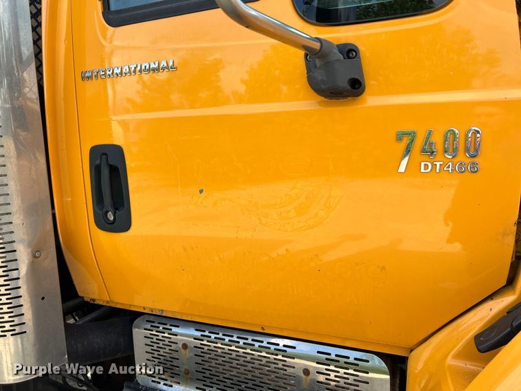 image for item EK4743 2005 International  7400 flatbed truck