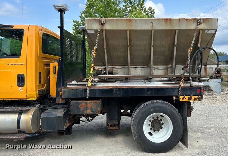 image for item EK4743 2005 International  7400 flatbed truck