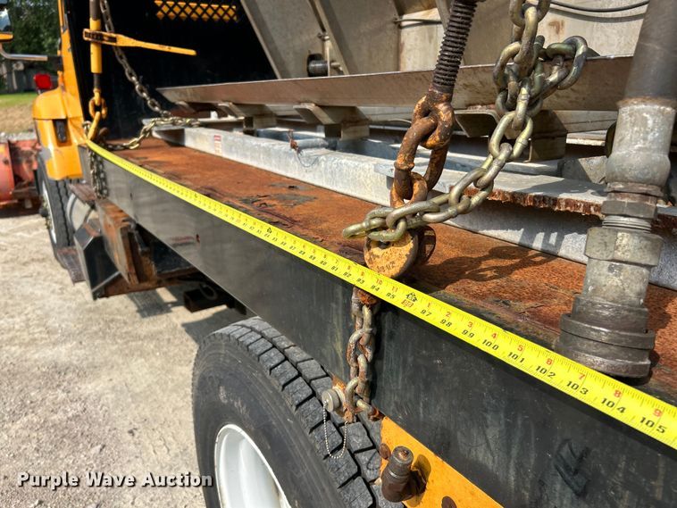 image for item EK4743 2005 International  7400 flatbed truck