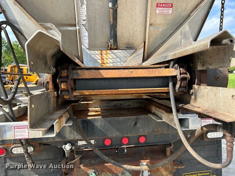 image for item EK4743 2005 International  7400 flatbed truck