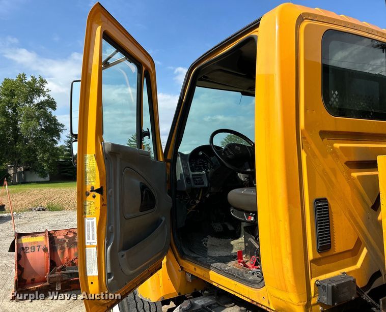 image for item EK4743 2005 International  7400 flatbed truck