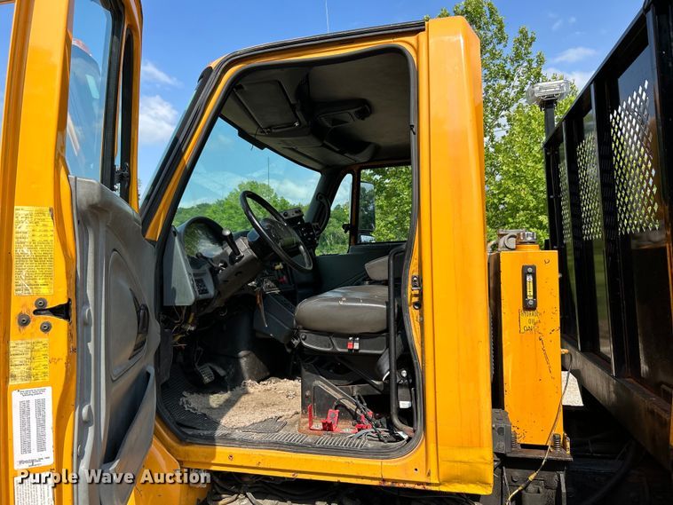 image for item EK4743 2005 International  7400 flatbed truck