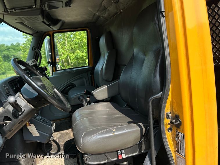 image for item EK4743 2005 International  7400 flatbed truck