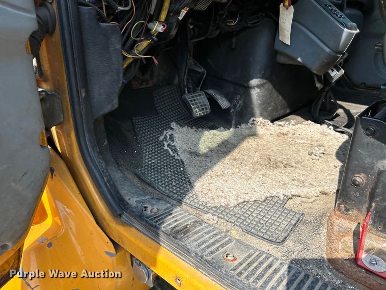 image for item EK4743 2005 International  7400 flatbed truck