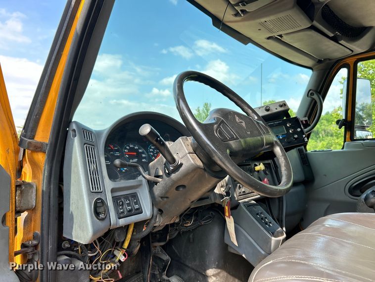 image for item EK4743 2005 International  7400 flatbed truck