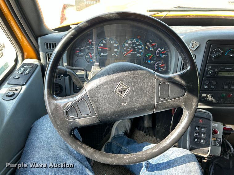 image for item EK4743 2005 International  7400 flatbed truck