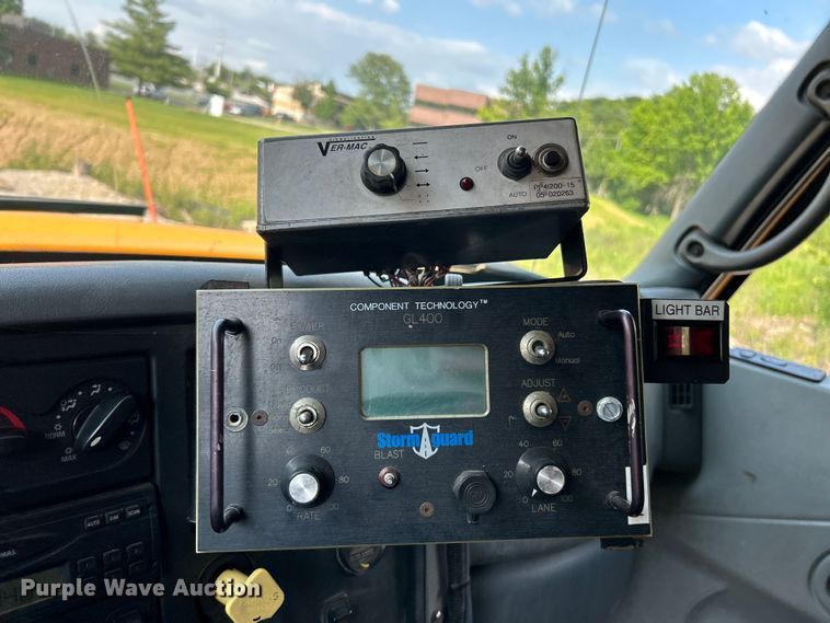 image for item EK4743 2005 International  7400 flatbed truck