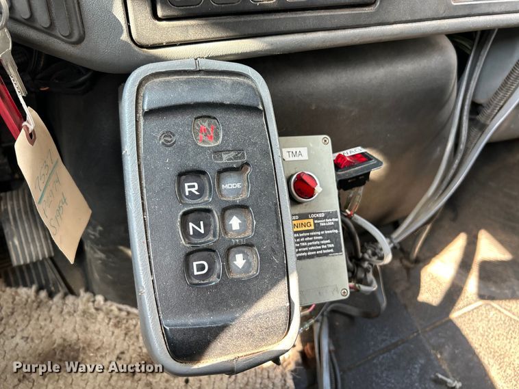 image for item EK4743 2005 International  7400 flatbed truck