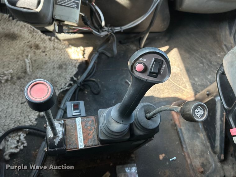 image for item EK4743 2005 International  7400 flatbed truck