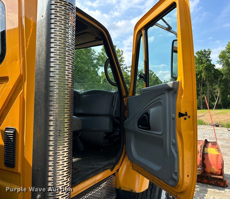 image for item EK4743 2005 International  7400 flatbed truck