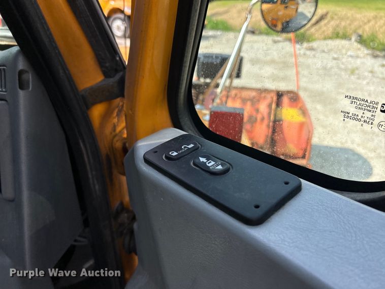 image for item EK4743 2005 International  7400 flatbed truck