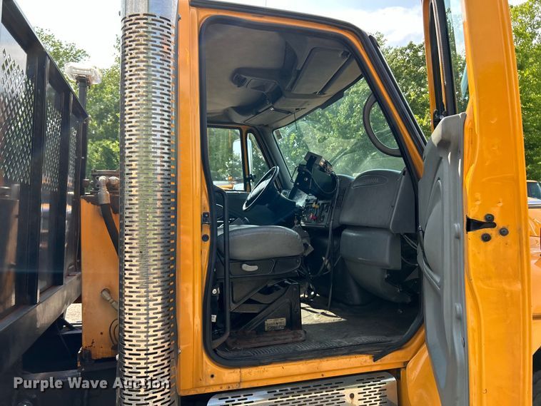 image for item EK4743 2005 International  7400 flatbed truck