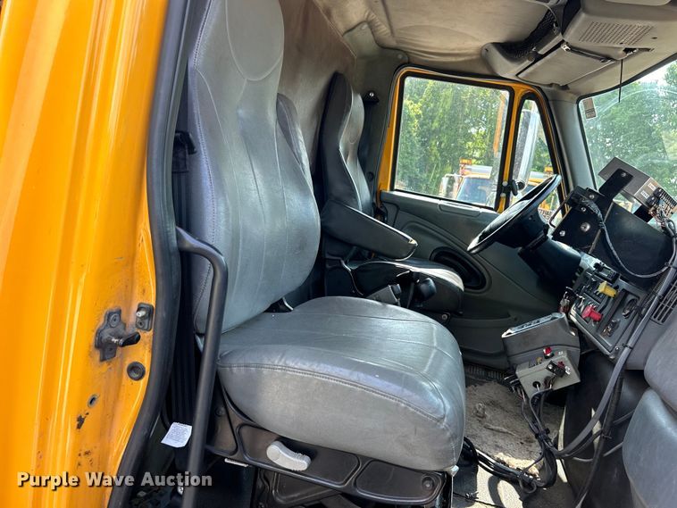 image for item EK4743 2005 International  7400 flatbed truck