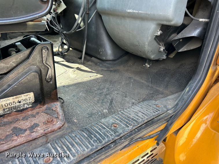 image for item EK4743 2005 International  7400 flatbed truck