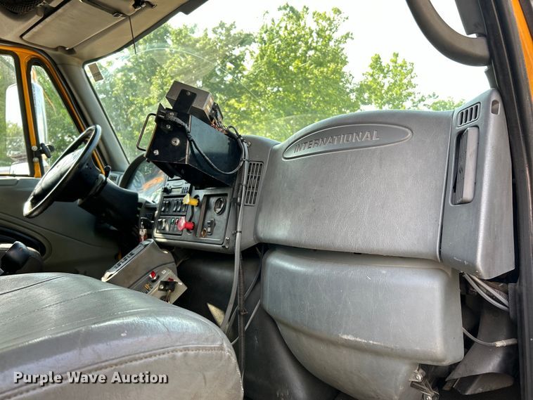 image for item EK4743 2005 International  7400 flatbed truck