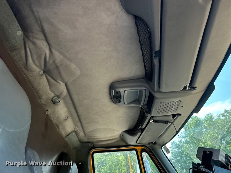 image for item EK4743 2005 International  7400 flatbed truck