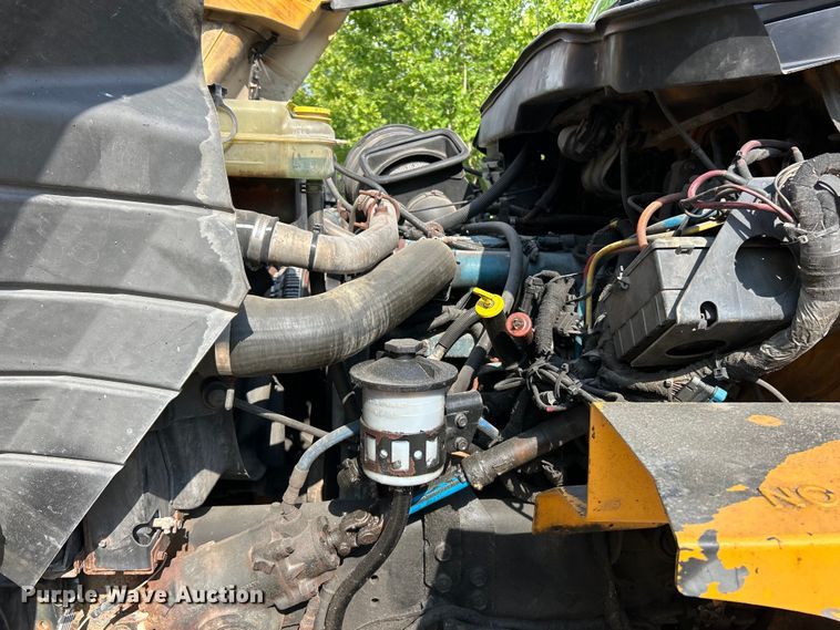 image for item EK4743 2005 International  7400 flatbed truck