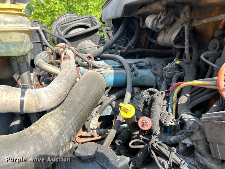 image for item EK4743 2005 International  7400 flatbed truck