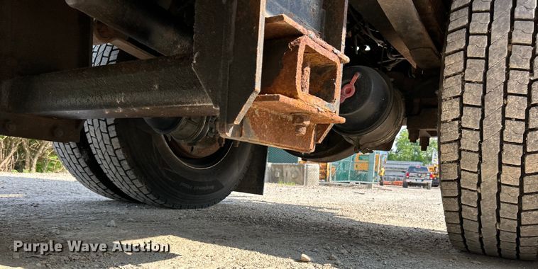 image for item EK4743 2005 International  7400 flatbed truck