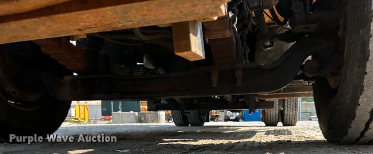 image for item EK4743 2005 International  7400 flatbed truck