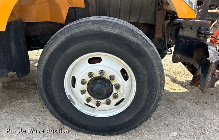 image for item EK4743 2005 International  7400 flatbed truck